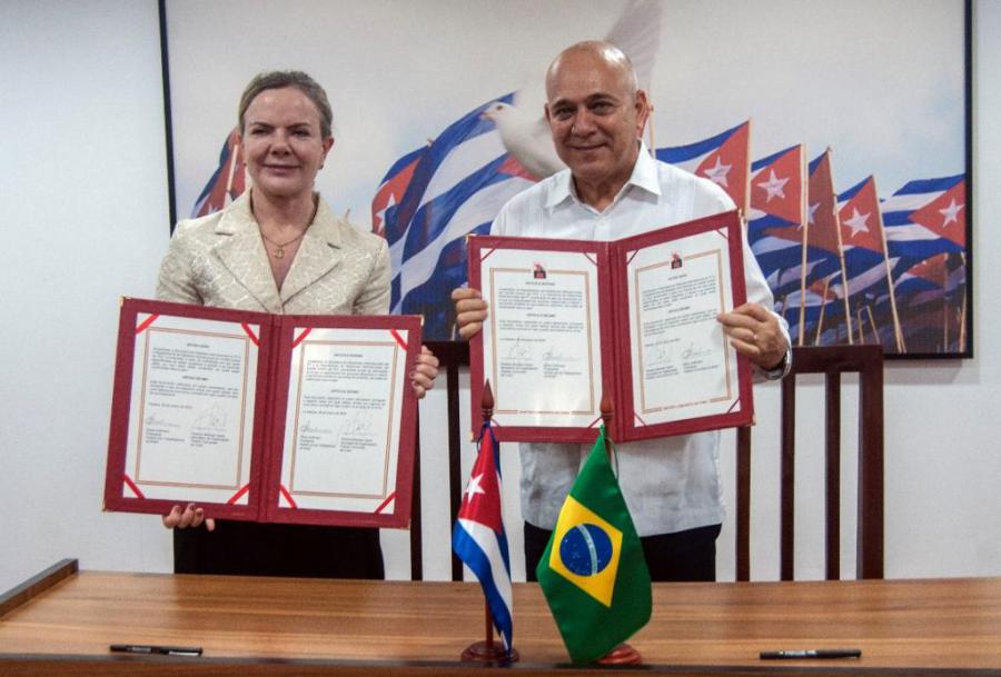 Firman acuerdo de intercambio y cooperación entre el PT de Brasil y el PCC de Cuba.