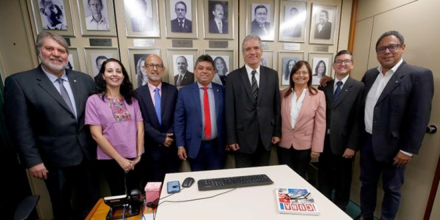 Recibe bancada del PcdoB a diputado cubano.