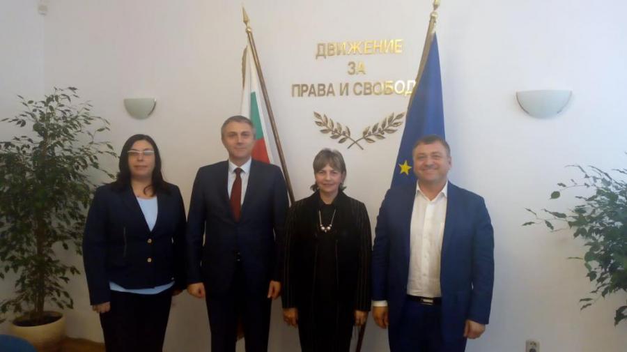 La Embajadora cubana Caridad Yamira Cueto Milián fue recibida en la tarde del miércoles 23 de enero, en la sede del Movimiento de Derechos y Libertades (MDL) en Bulgaria. El MDL representa a las minorías turcas que habitan en este país