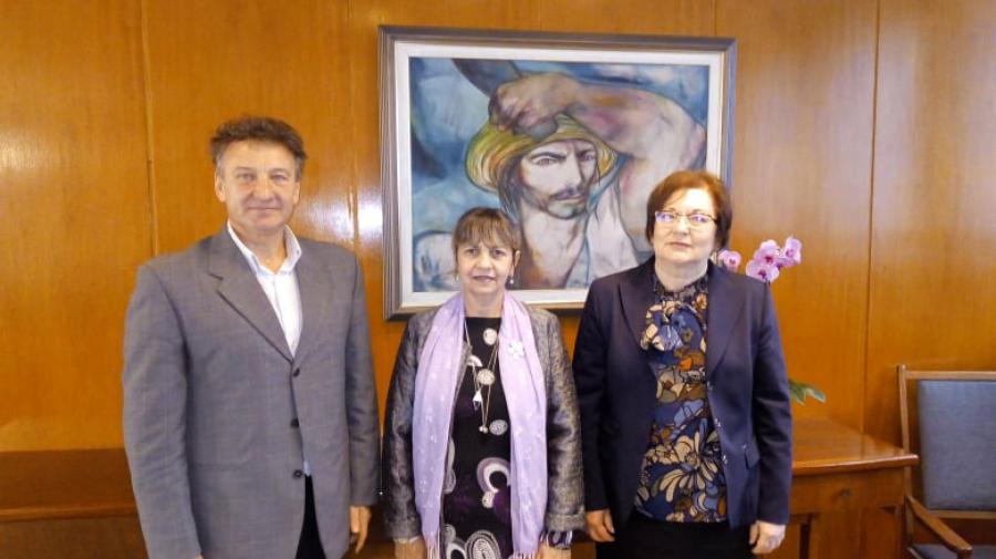 Embajadora cubana reciba a la Alcaldesa de la región de Troyán.