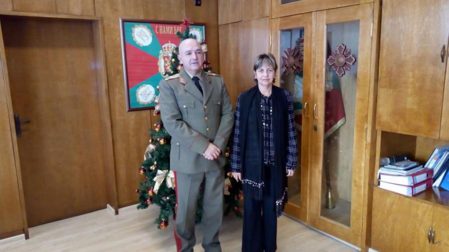 Este jueves 6 de diciembre, la Embajadora cubana en Sofía, Caridad Yamira Cueto Milián, realizó una visita a la Academia Médica Militar de Bulgaria, donde fue recibida por el General de Brigada, Dr. Ventsislav Mutafchyiski, Jefe de esa institución.