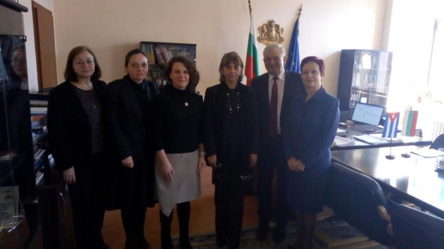 Ministro de Salud de Bulgaria recibe a Embajadora cubana.