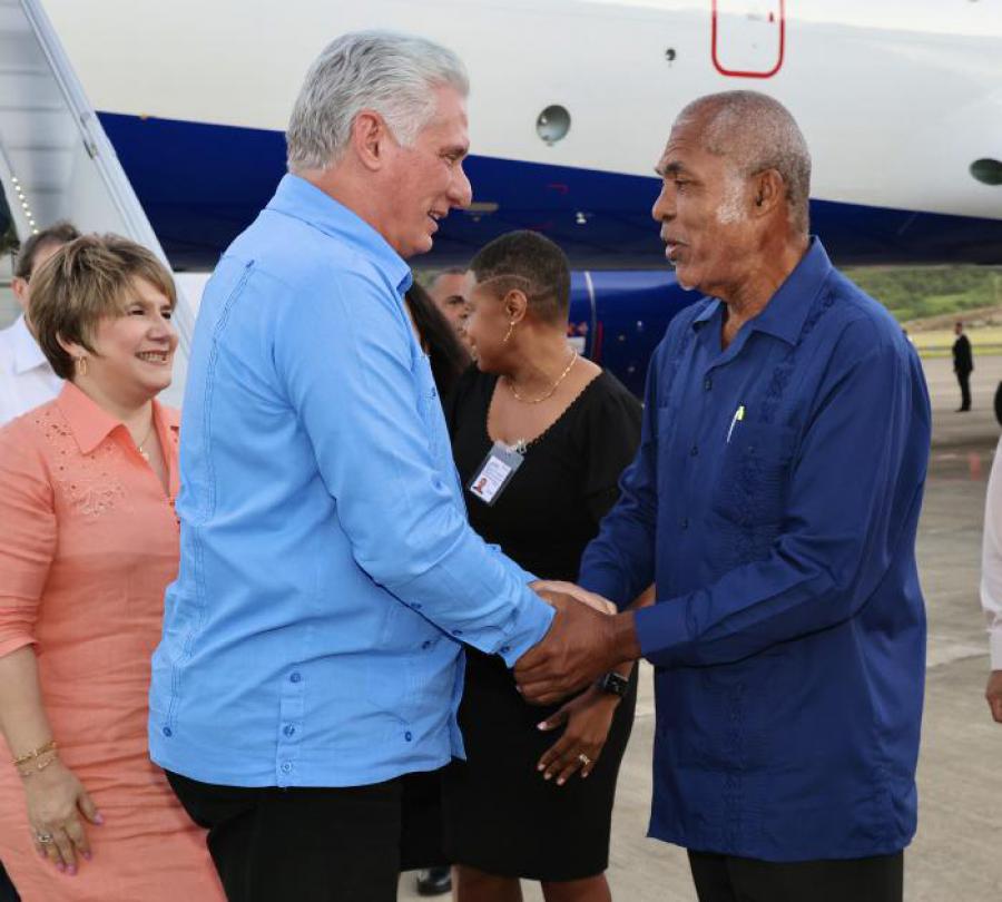 El Presidente cubano fue recibido por Montgomery Daniel, vice primer ministro de San Vicente y las Granadinas. Foto: Estudios Revolución
