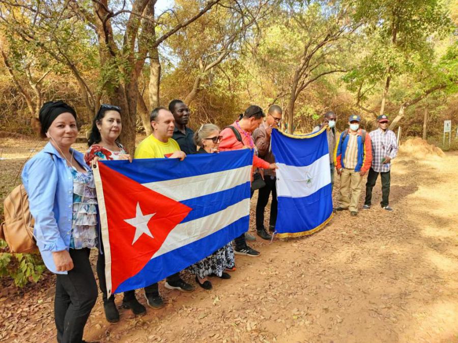 Rinde homenaje a Fidel Castro la Misión Estatal de Cuba en Burkina Faso.