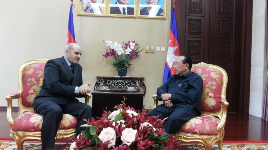 Encuentro del Embajador cubano con Vicepremier camboyano