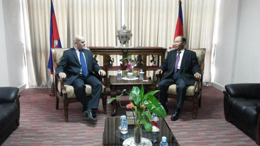 Ministro de salud de Cambodia se reune con Embajador cubano.