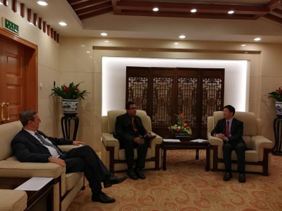 古巴外交部翻译服务组组长与中国外交部翻译司司长举行会谈