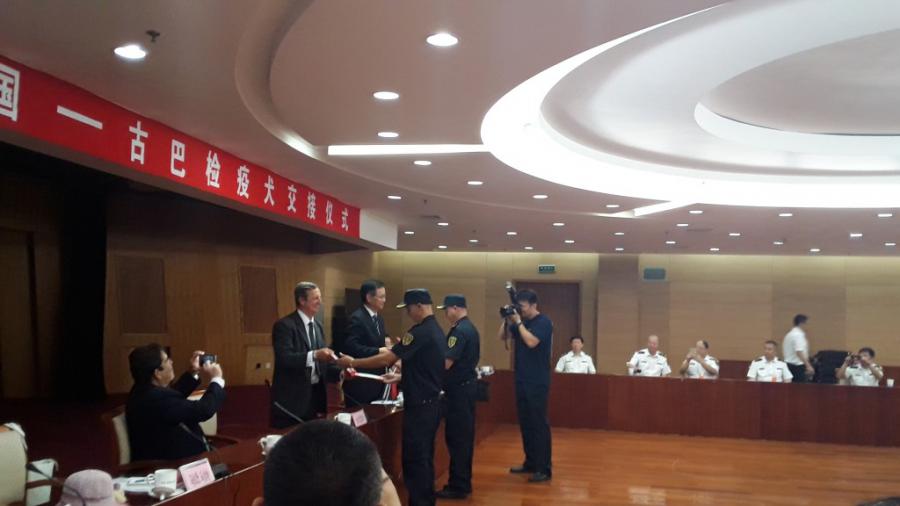 Ceremonia oficial de Donación a Cuba de Dos Canes Detectores de Cuarentena