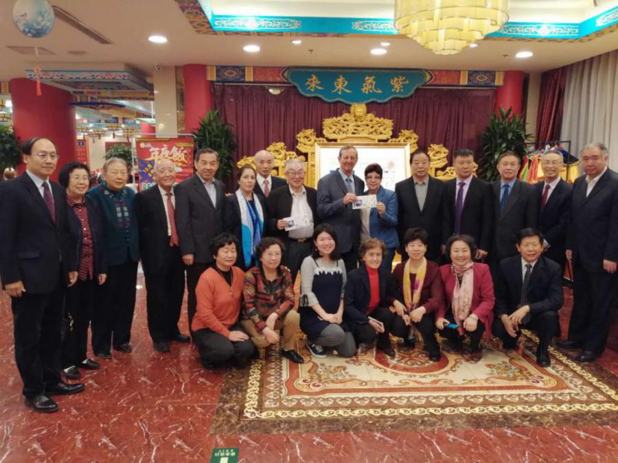 Miembros de la Asociación de Estudiantes Retornados de Occidente despiden a Embajador cubano en China