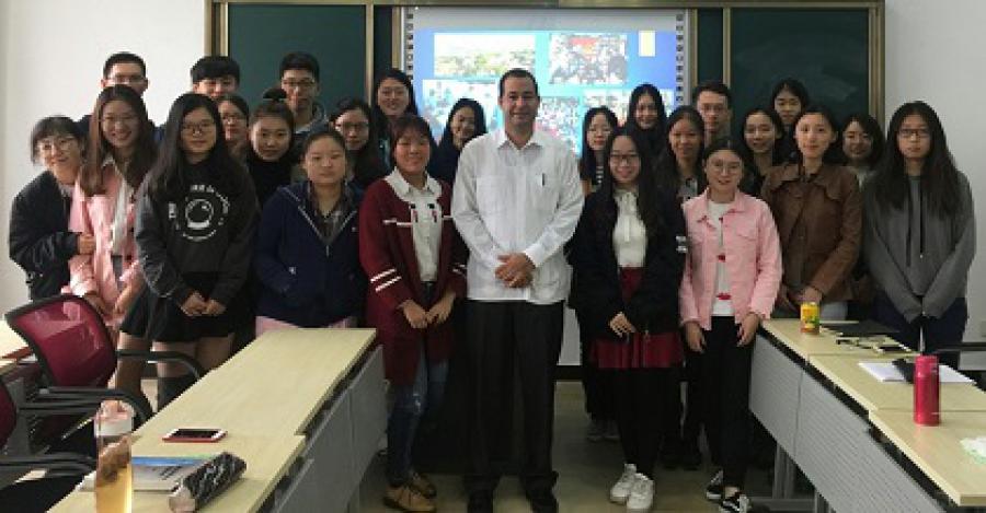  Cónsul General de Cuba realiza presentación sobre cultura en Universidad de Shanghai.