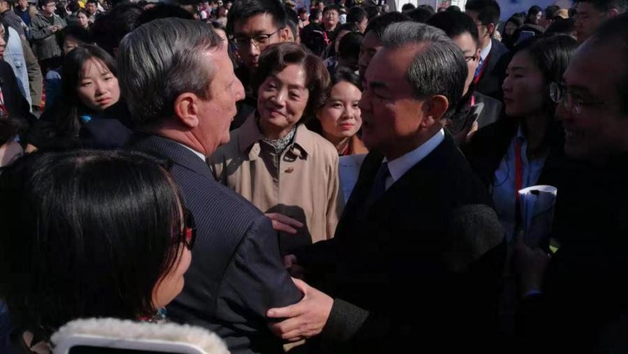 国务委员兼中国外交部长赞赏古巴在国际义卖活动上展出的产品