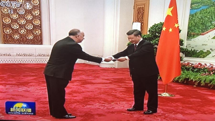 Embajador cubano en China presenta cartas credenciales al presidente Xi Jinping
