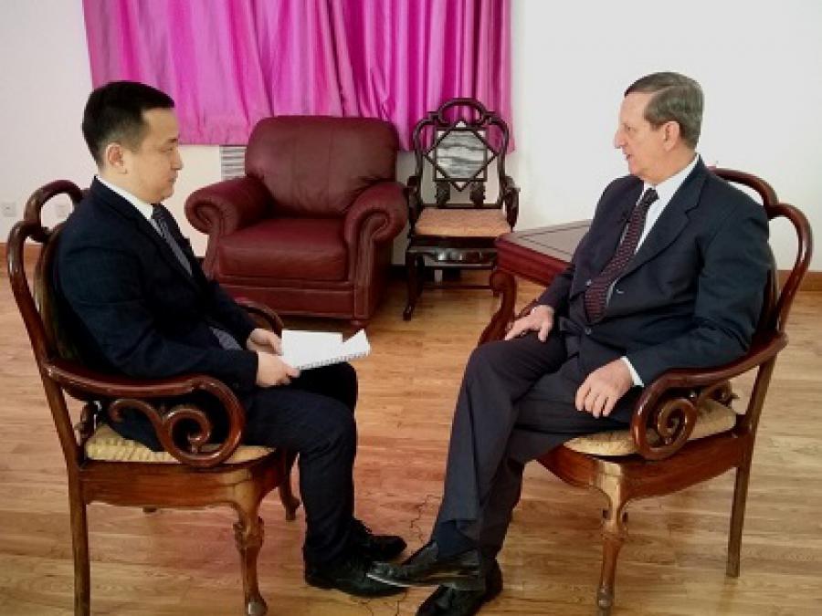 Ofrece Embajador de Cuba en la República Popular China entrevista al sitio web de noticias China.org.