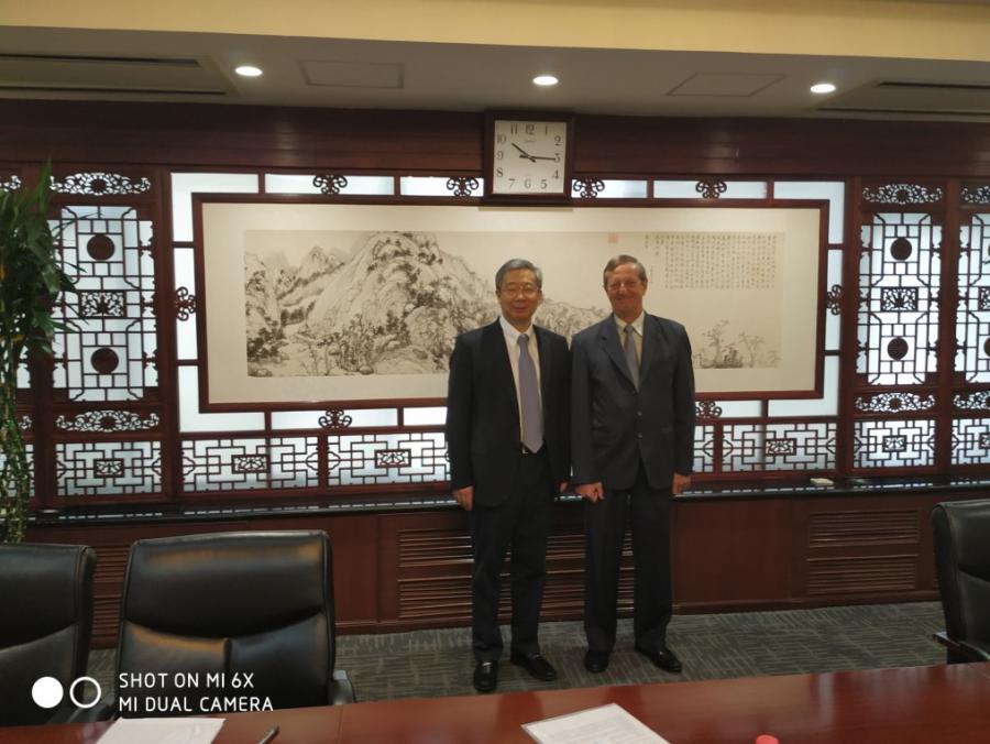 Recibe el Gobernador del Banco Popular de China al Embajador de Cuba en Beijing.
