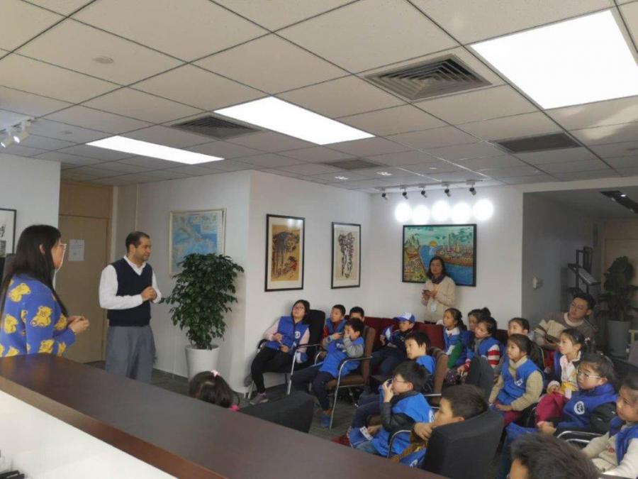Estudiantes chinos aprenden sobre Cuba.