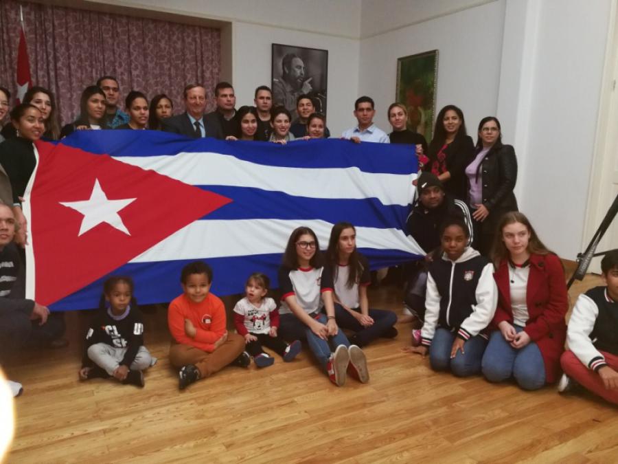 Colectivo de la Embajada de Cuba en China rinde tributo al Comandante en Jefe.