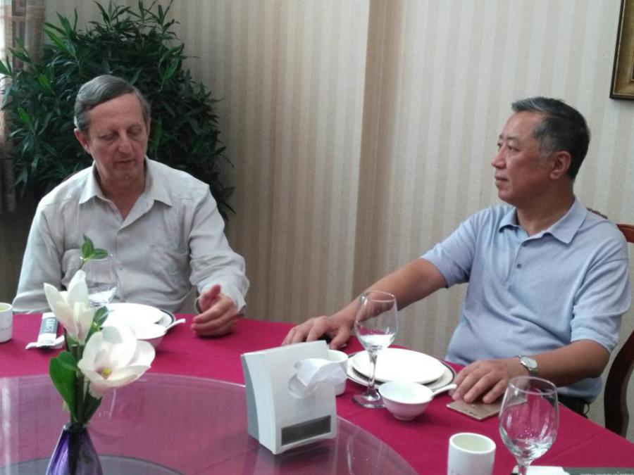 Sostiene Embajador cubano en China encuentro con Director General del Instituto de Estudios de América Latina 