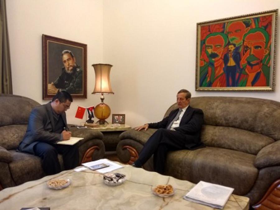 Ofrece Embajador de Cuba en la República Popular China entrevista al grupo mediático Caixin Media.