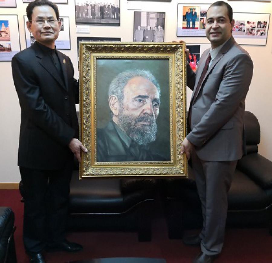 中国艺术家王新国向古巴驻沪总领馆捐赠菲德尔画像