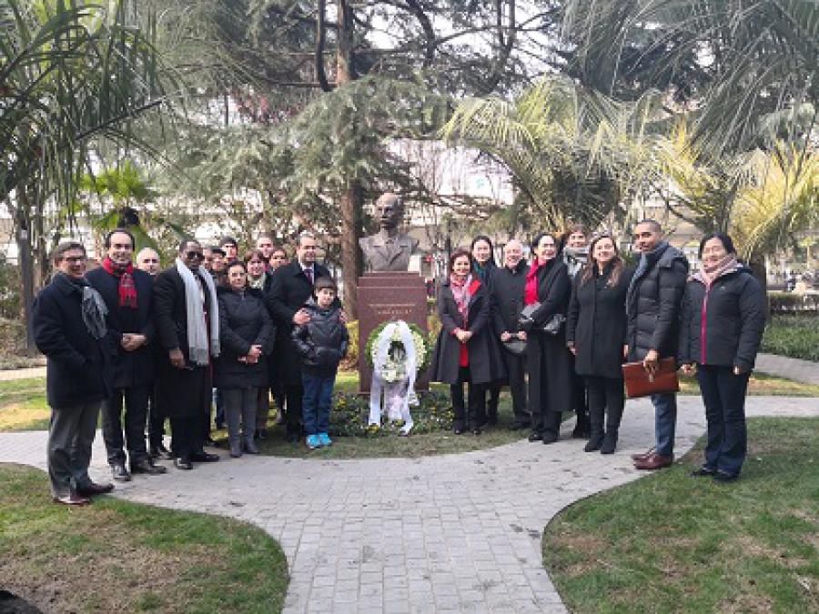 Rosas blancas acompañan busto de Martí en Shanghái en el 165 aniversario de su natalicio.