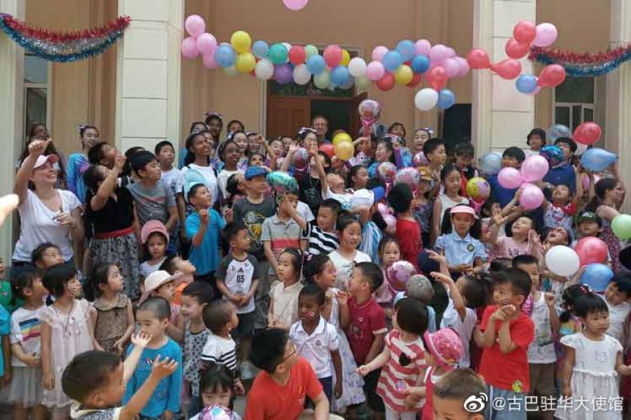 青年和少先队儿童们赞美中古两国间的友情 青年和少先队儿童们赞美中古两国间的友情