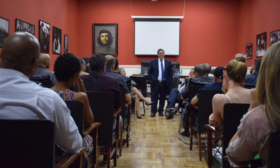 Ministro de Relaciones Exteriores intercambia con representantes de la comunidad de cubanos residentes en Beijing
