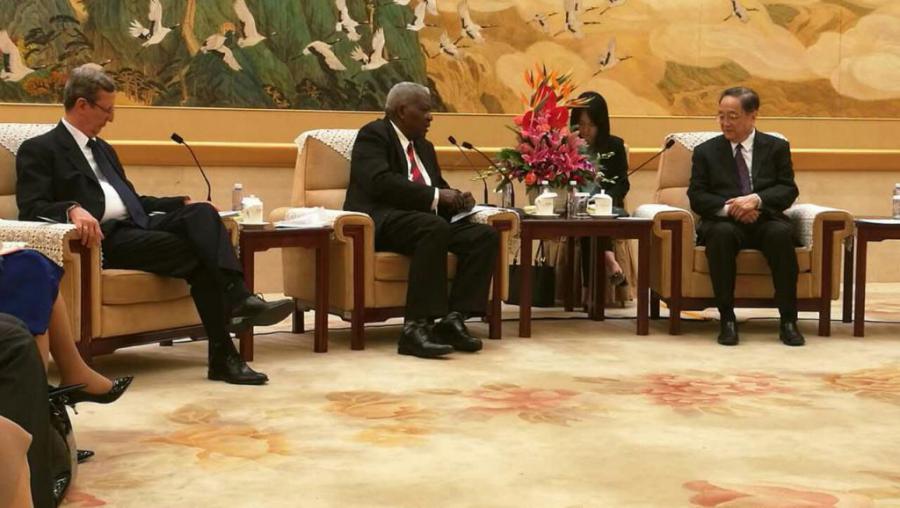 Recibe Presidente de la Conferencia Consultiva Política del Pueblo Chino al Presidente del Parlamento cubano. 