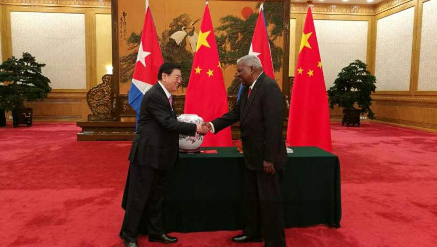 Sostienen intercambio máximos líderes parlamentarios de Cuba y China.