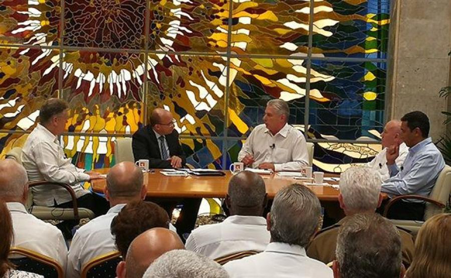 Mesa redonda bloqueo petróleo 