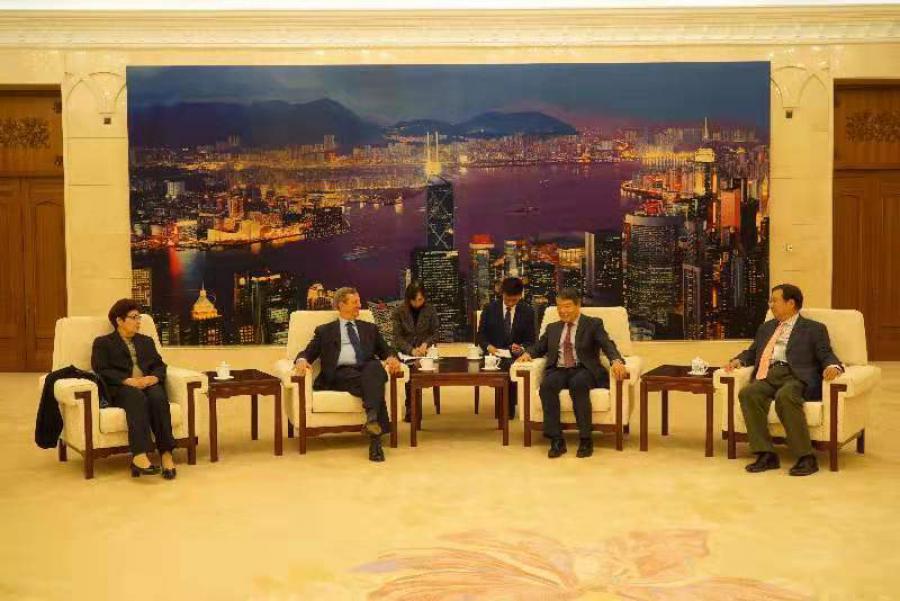 Presidente del Grupo Parlamentario de Amistad China-Cuba de la Asamblea Popular Nacional recibe a Embajador cubano. 