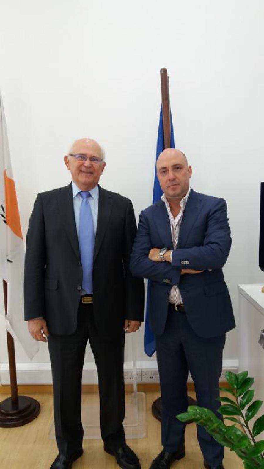 RECIBE EL MINISTRO DE SALUD DE CHIPRE AL EMBAJADOR DE CUBA