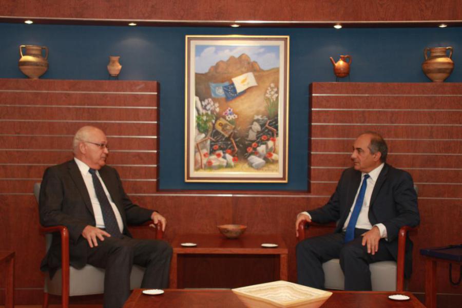 PRESIDENTE DEL PARLAMENTO DE CHIPRE RECIBE AL EMBAJADOR DE CUBA