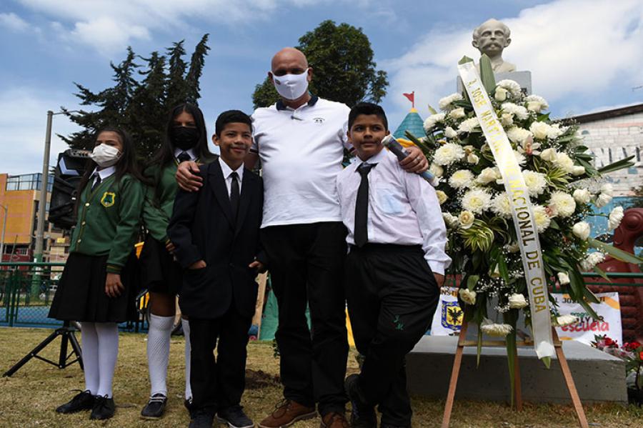 Bogotá, 30 ene (Prensa Latina) Con la siembra de dos rosales blancos, por niños cubanos y colombianos, concluyó hoy las jornadas de celebración del aniversario 169 del natalicio del Apóstol de la independencia José Martí.