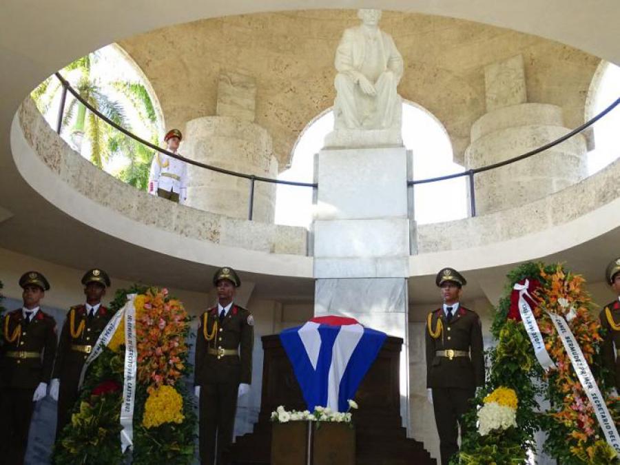 Ofrendas florales a nombre del General de Ejército Raúl Castro Ruz y del Primer Secretario del Comité Central del Partido y Presidente de la República, Miguel Díaz-Canel Bermúdez, fueron colocadas en los monumentos funerarios de Martí y Fidel en el cementerio patrimonial de Santa Ifigenia, en Santiago de Cuba, en ocasión del aniversario 65 del desembarco del yate Granma y Día de las Fuerzas Armadas Revolucionarias.