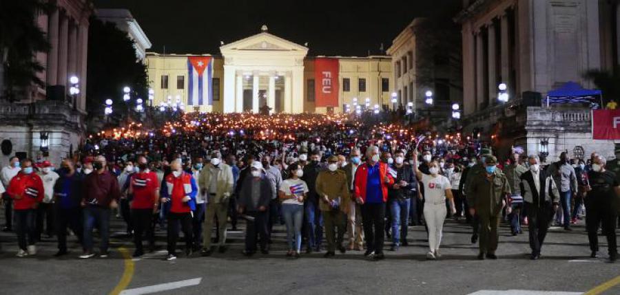 Por el Héroe Nacional, José Martí, Cuba volvió a encender, con luz de antorcha, la noche del 27 de enero. En la víspera de otro aniversario del natalicio de su Apóstol, el 169, volvió a las calles el ímpetu juvenil, acompañado este jueves por el líder de la Revolución Cubana, General de Ejército Raúl Castro Ruz, y por el Primer Secretario del Comité Central del Partido y Presidente de la República, Miguel Díaz-Canel Bermúdez.