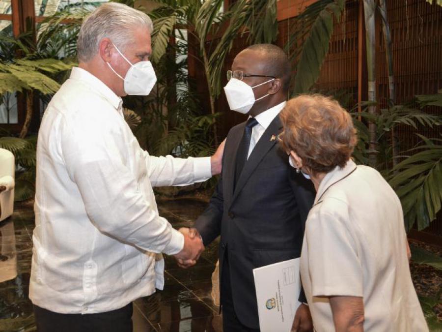 El Primer Secretario del Comité Central del Partido y Presidente de la República, Miguel Díaz-Canel Bermúdez, recibió en la tarde de este lunes al Ministro de Estado, Jefe de la Casa Civil de la Presidencia y Co-Presidente de la Comisión Intergubernamental Cuba-Angola, excelentísimo señor Adão Francisco Correia de Almeida, quien realiza una visita oficial a nuestro país