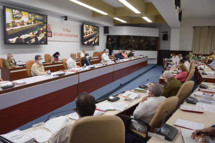 Desde la base, desde el análisis partidista, se ha ratificado la naturaleza popular del poder político, por eso estamos insistiendo en dar cumplimiento a ese planteamiento del General de Ejército de que, si somos el único Partido, tenemos que ser más democráticos y más participativos, afirmó el Primer Secretario del Comité Central del Partido Comunista de Cuba y Presidente de la República, Miguel Díaz-Canel Bermúdez, en el IV Pleno de la organización