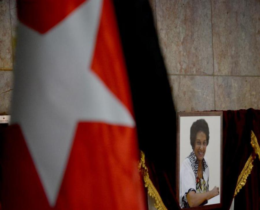 El General de Ejército Raúl Castro Ruz y el Primer Secretario del Comité Central del Partido y Presidente de la República, Miguel Díaz-Canel Bermúdez, dedicaron ofrendas florales a Marta Rojas