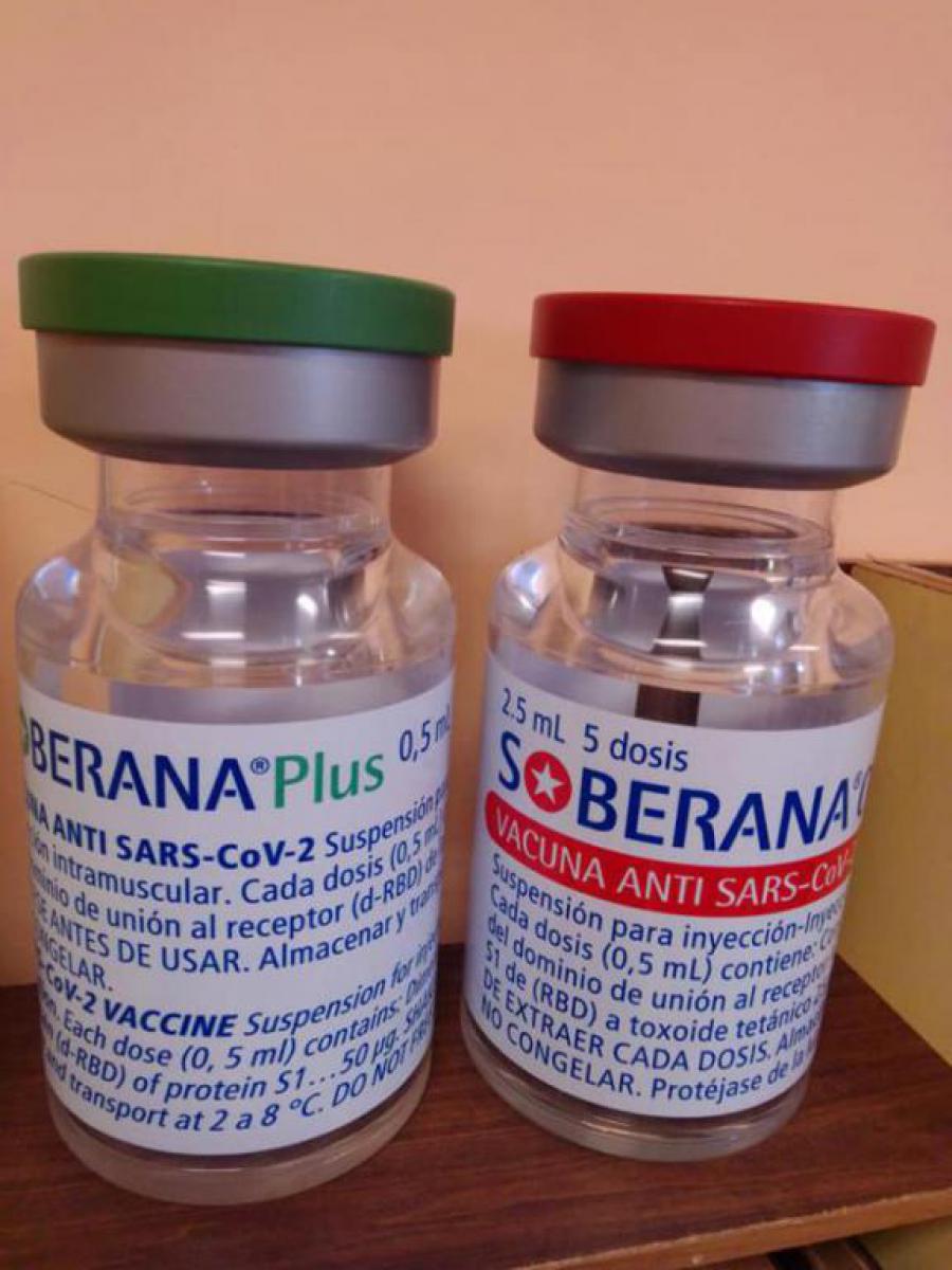 El análisis intermedio mostró que la eficacia de la vacuna para prevenir la hospitalización confirmada por la COVID-19 con dos dosis fue del 76,8 % y en el régimen de tres fue del 91,7 %.