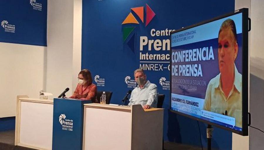 En conferencia de prensa el ministro de Economía y Planificación, Alejandro Gil Fernández. Foto: Cubadebate..