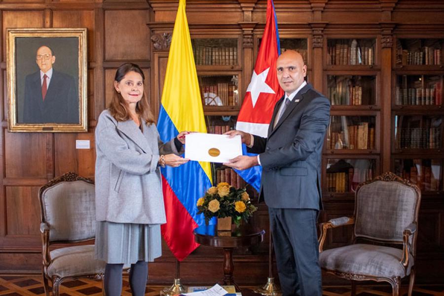 Bogotá, 6 ene (Prensa Latina) La vicepresidenta y ministra de Relaciones Exteriores de Colombia, Marta Lucía Ramírez, recibió hoy las Copias de Estilo de las Cartas Credenciales del nuevo embajador de Cuba en este país, Javier Caamaño..
