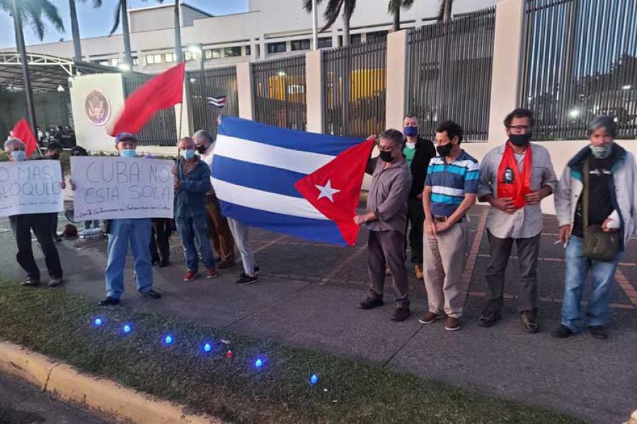Vigilia contra el bloqueo a Cuba frente a Embajada estadounidense en San José