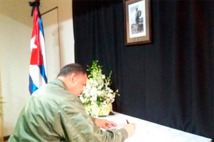 PRESIDENTE DE COSTA RICA LUIS GUILLERMO SOLIS FIRMA LIBRO DE CONDOLENCIAS.