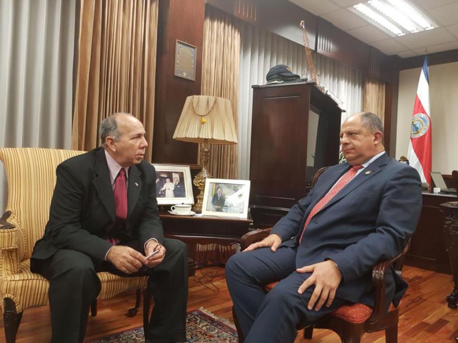 EL PRESIDENTE LUIS GUILLERMO SOLÍS RECIBE AL EMBAJADOR DE CUBA EN COSTA RICA.