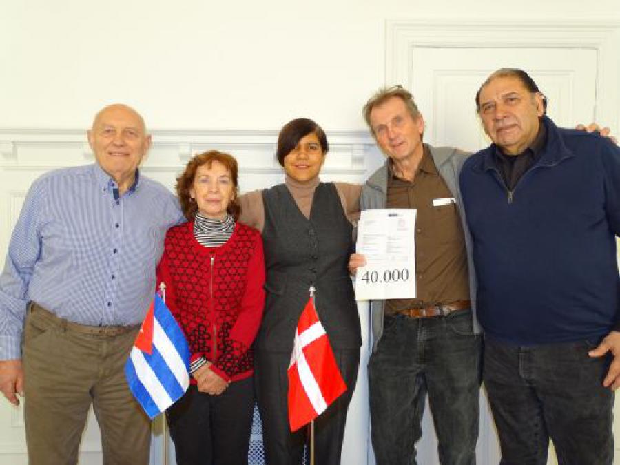 Solidaridad danesa entrega cheque simbólico en la Embajada de Cuba en Dinamarca para recuperación de daños causados por huracán Irma
