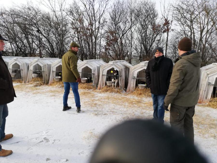 Embajador de Cuba visita una granja lechera al norte de Copenhague.