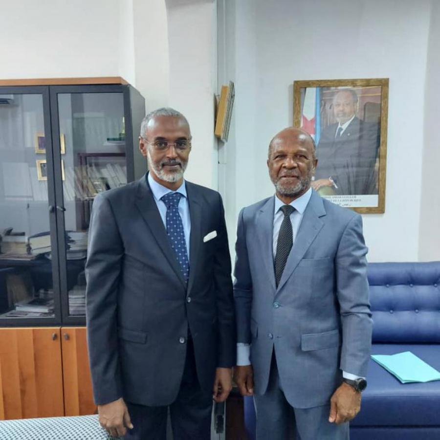 Le ministre djiboutien de la Justice et des Affaires pénitentiaires reçoit l'ambassadeur de Cuba.