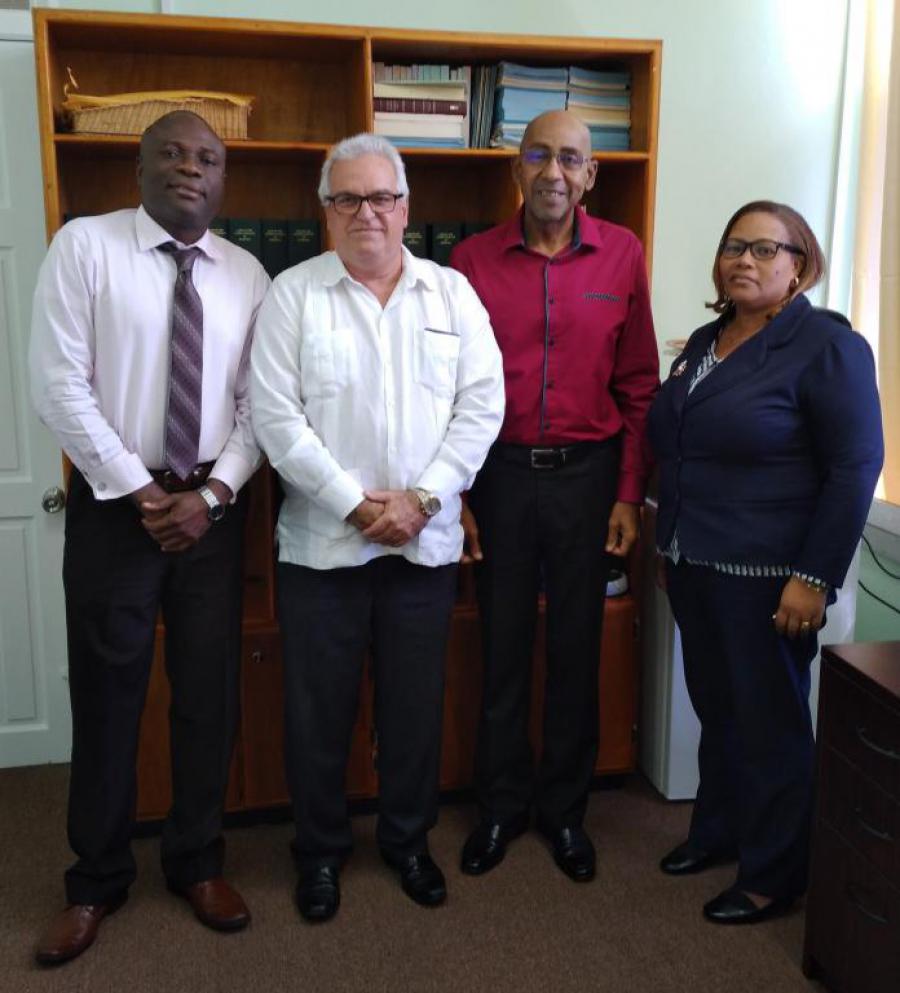 Se reune Embajador de Cuba con Ministro de Salud, Bienestar y Nueva Inversión en Salud de Dominica.
