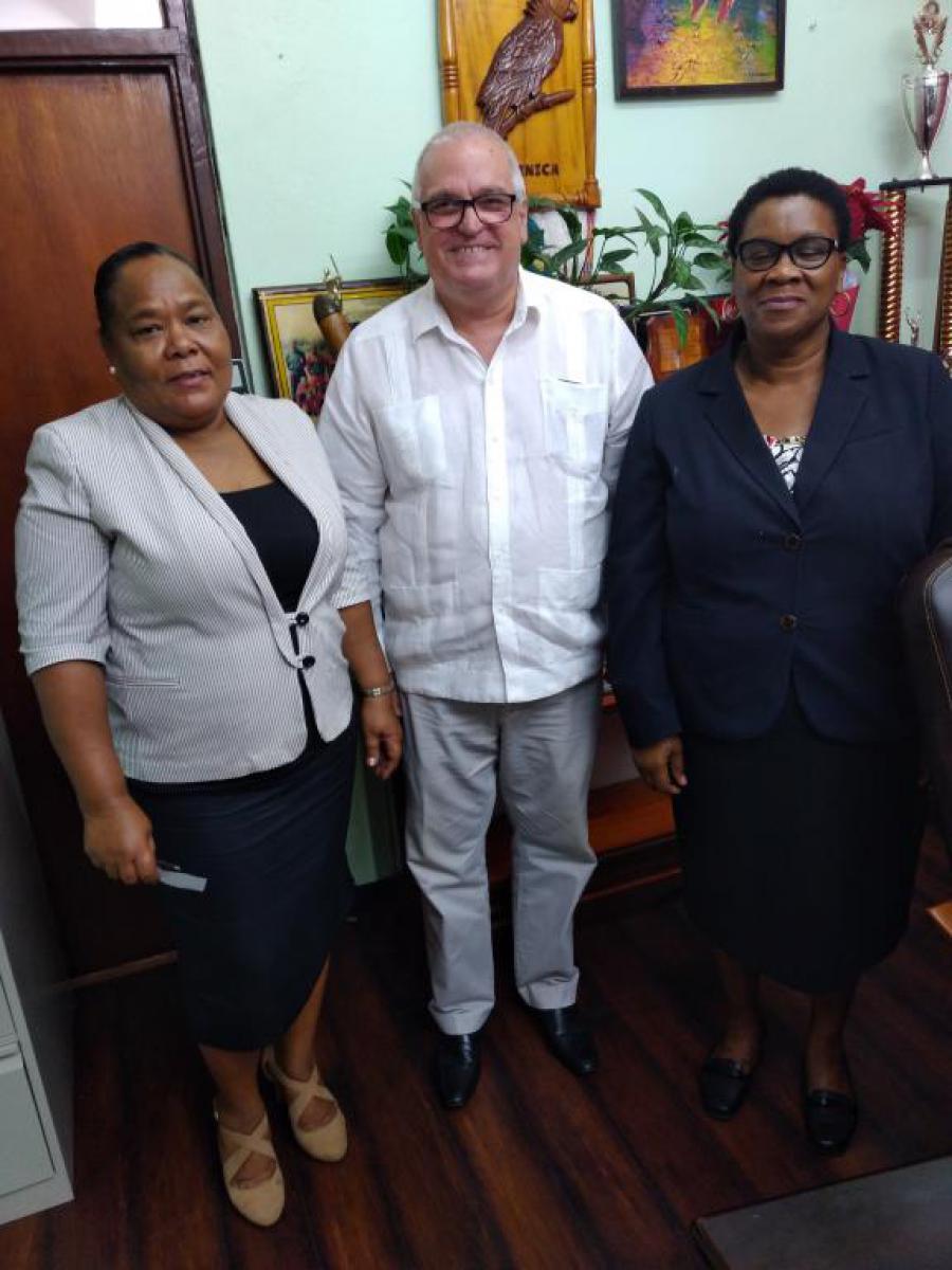 Evaluan Embajador de Cuba y Ministra de Educación de Dominica posibilidades de ampliar la colaboración