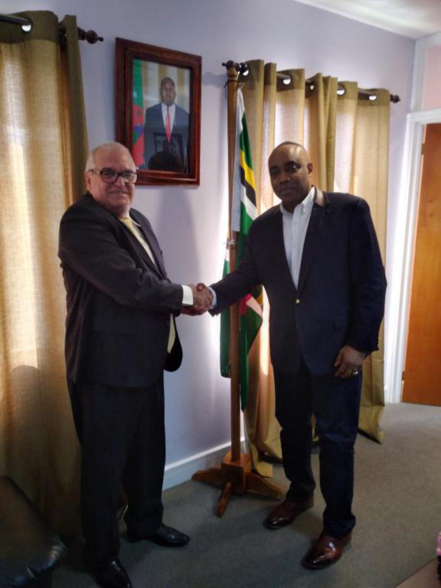Recibe Ministro de Seguridad Nacional y de Asuntos Internos de Dominica a Embajador de Cuba.